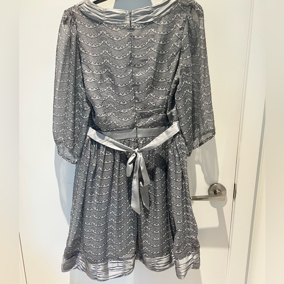 🖤 Unique & flirty dress with 3/4 sleeves & pretty satin trim & bow - Picture 9 of 17